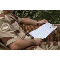 Un soldat lit une lettre qui a été envoyée aux troupes à N'Djamena, au Tchad.