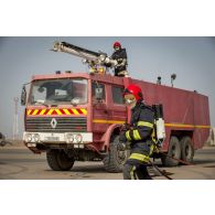 Intervention des pompiers de l'Air au moyen d'un fourgon pompe tonne Renault G230 sur la base aérienne de N'Djamena, au Tchad.