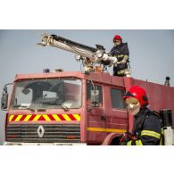 Intervention des pompiers de l'Air au moyen d'un fourgon pompe tonne Renault G230 sur la base aérienne de N'Djamena, au Tchad.