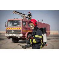 Intervention des pompiers de l'Air au moyen d'un fourgon pompe tonne Renault G230 sur la base aérienne de N'Djamena, au Tchad.