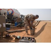 Le brigadier-chef Julien, conducteur-ravitailleur, analyse le carburant livré par l'entreprise Total sur le site d'exploitation du Service des essences des armées (SEA) à Niamey, au Niger.