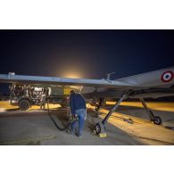 Le brigadier-chef Julien, conducteur-ravitailleur, avitaille un drone General Atomics MQ-9 Reaper de l'escadron 1/33 Belfort en carburant à Niamey, au Niger.