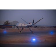 Un drone General Atomics MQ-9 Reaper stationne au parking à la tombée de la nuit à Niamey, au Niger.