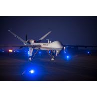 Un drone General Atomics MQ-9 Reaper stationne au parking à la tombée de la nuit à Niamey, au Niger.