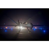 Un drone General Atomics MQ-9 Reaper stationne au parking à la tombée de la nuit à Niamey, au Niger.