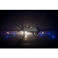 Un drone General Atomics MQ-9 Reaper stationne au parking à la tombée de la nuit à Niamey, au Niger.