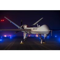 Un drone General Atomics MQ-9 Reaper stationne au parking à la tombée de la nuit à Niamey, au Niger.