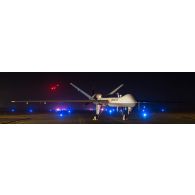 Un drone General Atomics MQ-9 Reaper stationne au parking à la tombée de la nuit à Niamey, au Niger.