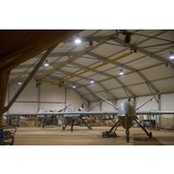 Des drones General Atomics MQ-9 Reaper stationnent sous hangar à Niamey, au Niger.