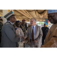 L'ambassadeur Philippe Lacoste rencontre les forces de l'ordre tchadiennes à Faya-Largeau, au Tchad.