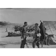 [Lieutenant Lalague de la 2e compagnie et sous-lieutenant Collard en liaison au P.C. du bataillon français à Inje. Mai 1951.]