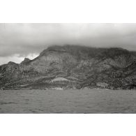 A l'approche de l'île de Samos, sur le pont d'un Raumboot de la Kriegsmarine.