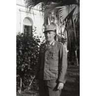 Au sein d'une villa réquisitionnée sur l'île grecque de Samos, le commandant (major) Sylvester von Saldern Brallentin, Kommandeur II./ Infanterie Regiment 65.