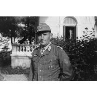 Au sein d'une villa réquisitionnée sur l'île grecque de Samos, le commandant (major) Sylvester von Saldern Brallentin, Kommandeur II./ Infanterie Regiment 65.