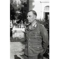 Au sein d'une villa réquisitionnée sur l'île grecque de Samos, le commandant (major) Sylvester von Saldern Brallentin, Kommandeur II./ Infanterie Regiment 65.