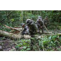 Des soldats du 7e bataillon de chasseurs alpins (BCA) progressent en forêt à Maripasoula, en Guyane française.