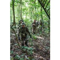 Des soldats du 7e bataillon de chasseurs alpins (BCA) progressent en forêt à Maripasoula, en Guyane française.