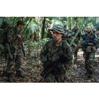 Des soldats du 7e bataillon de chasseurs alpins (BCA) progressent en forêt à Maripasoula, en Guyane française.