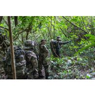 Des soldats du 7e bataillon de chasseurs alpins (BCA) progressent en forêt à Maripasoula, en Guyane française.