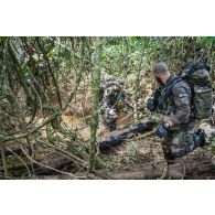 Des soldats du 7e bataillon de chasseurs alpins (BCA) progressent en forêt à Maripasoula, en Guyane française.