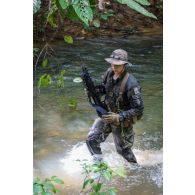 Un soldat du 7e bataillon de chasseurs alpins (BCA) franchit un marécage à Maripasoula, en Guyane française.