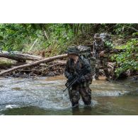 Un soldat du 7e bataillon de chasseurs alpins (BCA) franchit un marécage à Maripasoula, en Guyane française.