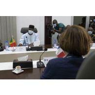 La ministre des Armées Florence Parly s'entretient avec son homologue Sadio Camara au ministère de la Défense à Bamako, au Mali.