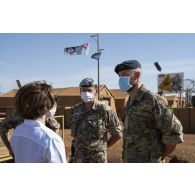 La ministre des Armées Florence Parly rencontre des officiers des armées de l'Air royales britanniques et danoises à Gao, au Mali.