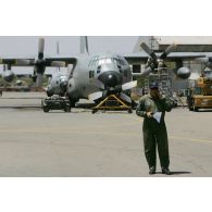 Déploiement de l'opération de la force européenne EUFOR Tchad/RCA (République centrafricaine) : maintenance sur les hélices d'un avion de transport Lockheed C-130 Hercules sur la base aérienne 172 sergent-chef Adji Kosseï. Au premier plan, un lieutenant-colonel pilote de l'armée de l'Air portugaise.