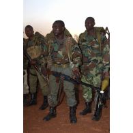 Les soldats centrafricains se préparent à monter leur bivouac à leur arrivée sur le secteur de Birao.