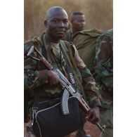 Les soldats centrafricains se préparent à monter leur bivouac à leur arrivée sur le secteur de Birao.