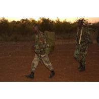 Les soldats centrafricains se préparent à monter leur bivouac à leur arrivée sur le secteur de Birao.