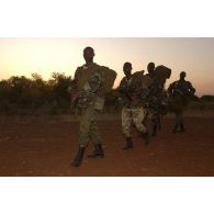 Les soldats centrafricains se préparent à monter leur bivouac à leur arrivée sur le secteur de Birao.