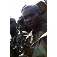 Les soldats centrafricains en progression tactique vers la ville de Birao prise par les rebelles.