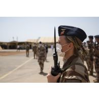 Portrait d'un aviateur pour une prise d'armes sur la base aérienne projetée (BAP) de Niamey, au Niger.