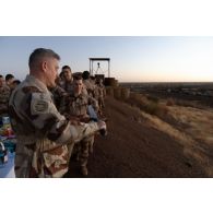 Un général sabre le champagne au moyen d'un sabre touareg lors de la cérémonie du 2S à Gao, au Mali.