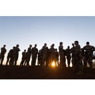 Des officiers partagent un moment de convivialité lors de la cérémonie du 2S à Gao, au Mali.