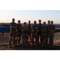 Le colonel Loïc Créachcadec du 5e régiment d'hélicoptères de combat (5e RHC) pose aux côtés des officiers de son groupement lors de la cérémonie du 2S à Gao, au Mali.