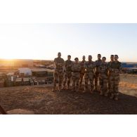 Le colonel Loïc Créachcadec du 5e régiment d'hélicoptères de combat (5e RHC) pose aux côtés des officiers de son groupement lors de la cérémonie du 2S à Gao, au Mali.