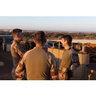 Des officiers partagent un moment de convivialité lors de la cérémonie du 2S à Gao, au Mali.