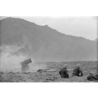 Une batterie de 15 cm Nebelwerfer-41appartenant au Werfer.Regiment-71 effectue un tir au fond d'une vallée.