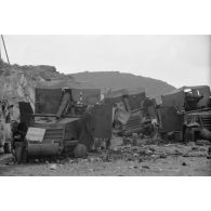 Trois véhicules half-track (APC M2) américains équipés de canons de 75 mm ont été détruits par des mines.