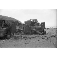 Trois véhicules half-track (APC M2) américains équipés de canons de 75 mm ont été détruits par des mines.