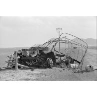 Carcasse d'un camion français détruit sur le bord d'une route.