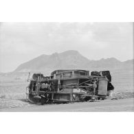 Carcasse d'un camion français détruit sur le bord d'une route.