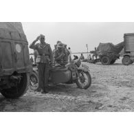 Sur un quai du port de Tripoli, un side-car allemand BMW immatriculé WL-462 622 portant l'insigne de la 19.FlaK-Division.