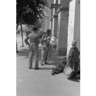 A Tripoli, rencontres et achats dans le marché.