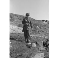 Un Gebirgsjäger en tenue camouflée (camouflage de la Waffen-SS).