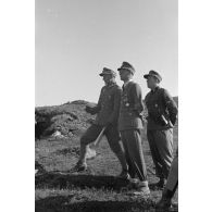 Josef Terboven discute avec un groupe d'officiers dont un général (Generalmajor) un commandant (Major) et un SS-Standartenführer provenant du SS-Oberabschnitt Nordsee.