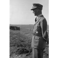 Josef Terboven discute avec un groupe d'officiers dont un général (Generalmajor) un commandant (Major) et un SS-Standartenführer provenant du SS-Oberabschnitt Nordsee.